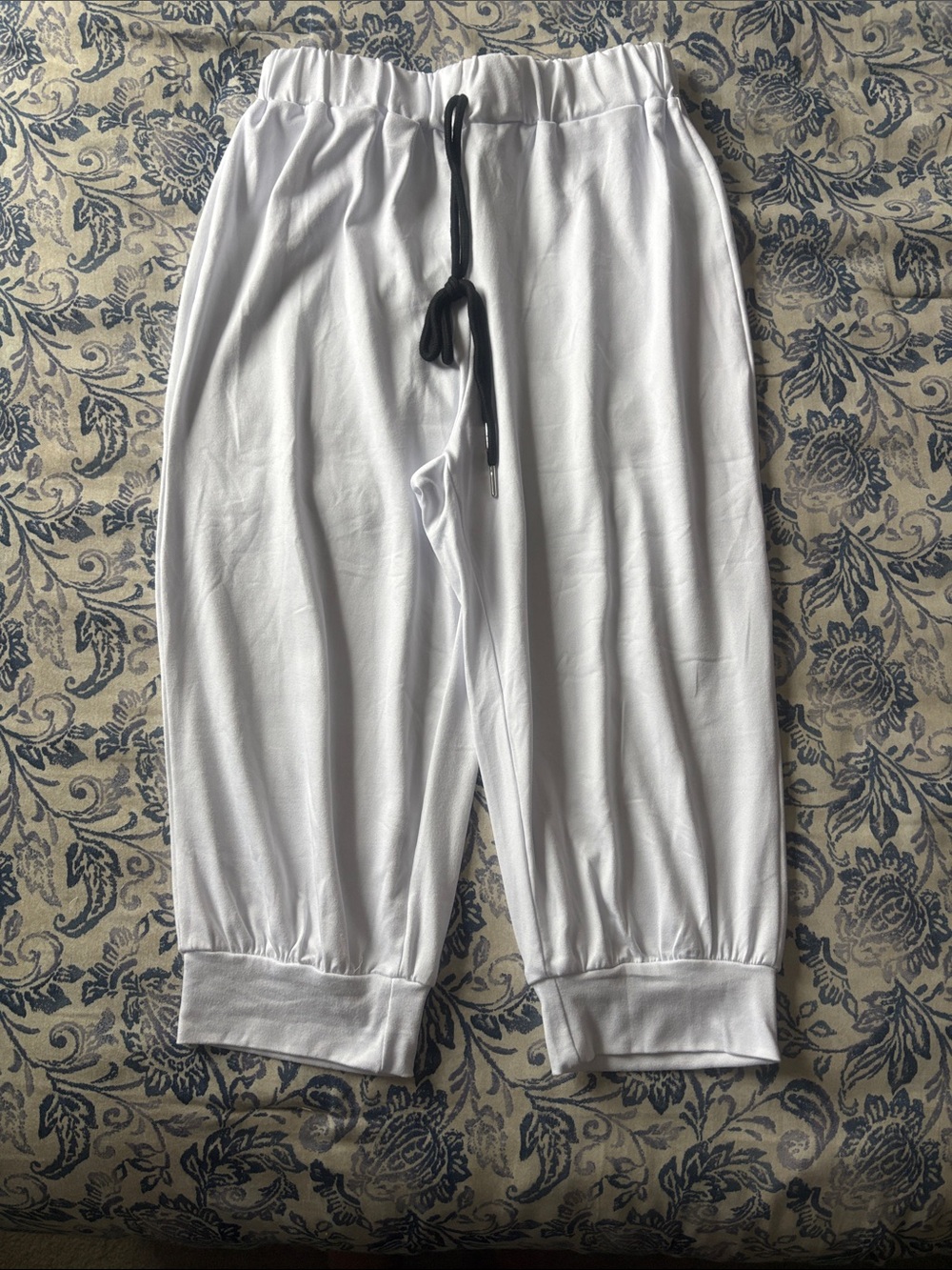 SHEIN White Capris with Black Drawstring Womenâs Small